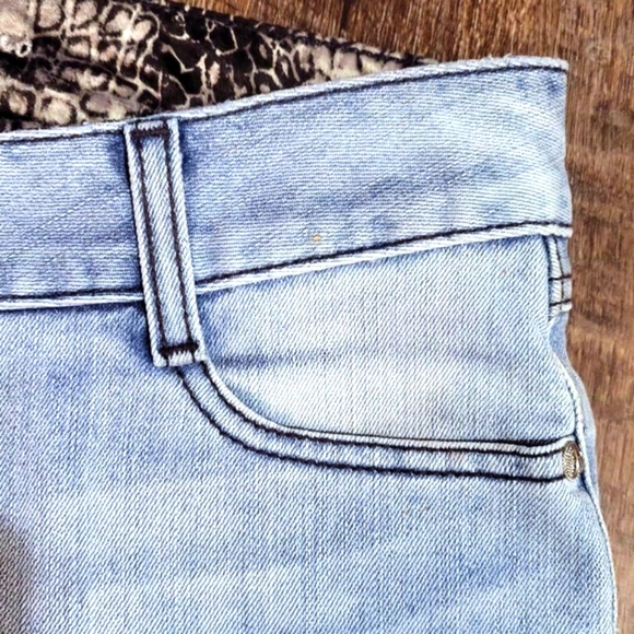 Guess by Marciano boot cut jeans. Medium rise. - Picture 6 of 8